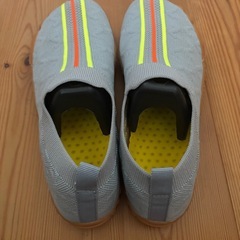 ［新品］スリッポンシューズ 25.5cm 色グレーの画像