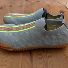 ［新品］スリッポンシューズ 25.5cm 色グレーの画像