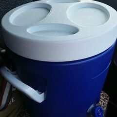 ウォーターサーバー、保冷タイプ、クーラーボックスとしても、新しいです、綺麗です、の画像