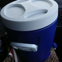 ウォーターサーバー、保冷タイプ、クーラーボックスとしても、新しいです、綺麗です、の画像