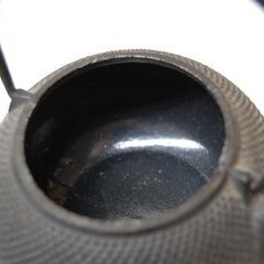 保管品 南部鉄器 鉄瓶 アラレ 幅13×奥11×高13cm 茶こし付き 急須 ミネラル 茶道具 岩鋳 札幌市 清田区 平岡の画像