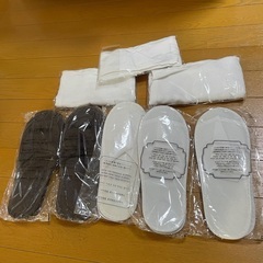 【新品、未使用】使い捨てスリッパ & タオルセット　おまけ付き！の画像