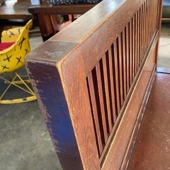 A 古い木のベンチ 教会 料亭の画像