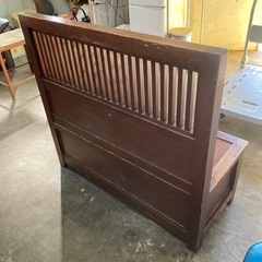 A 古い木のベンチ 教会 料亭の画像