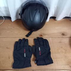 ヘルメットと防寒グローブのセットの画像