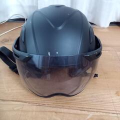 ヘルメットと防寒グローブのセットの画像