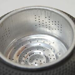 保管品 南部鉄器 鉄瓶 アラレ 幅13×奥11×高13cm 茶こし付き 急須 ミネラル 茶道具 岩鋳 札幌市 清田区 平岡の画像