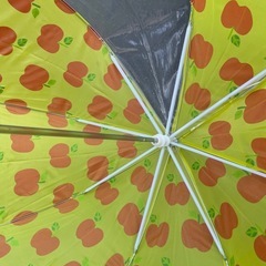 【🍎とイモムシが可愛い♡】子ども用傘　45cm  透明窓付きの画像