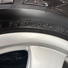 スタッドレスタイヤ265/65r17アルミホイール付きの画像