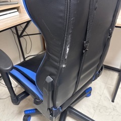 コーナーテーブル、ゲーミングチェアの画像