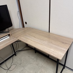 コーナーテーブル、ゲーミングチェアの画像