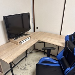 コーナーテーブル、ゲーミングチェアの画像