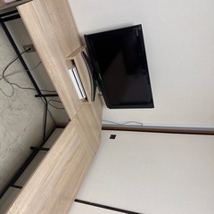 コーナーテーブル、ゲーミングチェアの画像