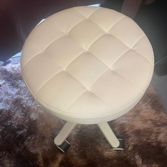 白色キャスター付きスツール（昇降不良あり）の画像