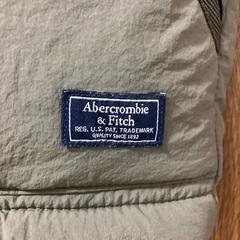 Abercrombie & Fitch XS ダウンベスト オリーブの画像