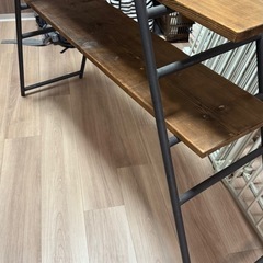 木造＆スチールテーブルの画像