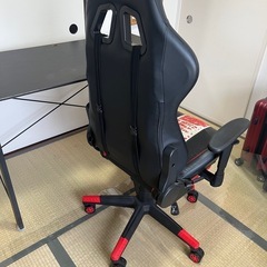 【無料】SWOLDL ゲーミングチェア (フットレスト付き) - 赤/黒の画像