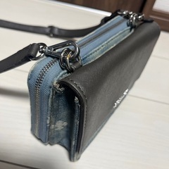 GUESS ゲス お財布ショルダー デニム
の画像