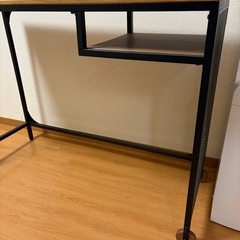 11/8まで希望！片側車輪付きデスクの画像