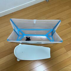 Stokke製ベビーバス（オーシャンブルー）とニューボーンサポートの画像