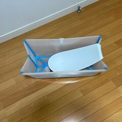 Stokke製ベビーバス（オーシャンブルー）とニューボーンサポートの画像