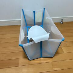 Stokke製ベビーバス（オーシャンブルー）とニューボーンサポートの画像