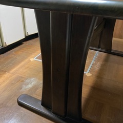 重厚ダイニングテーブル茶色系の画像