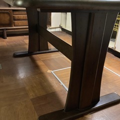 重厚ダイニングテーブル茶色系の画像