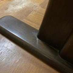 重厚ダイニングテーブル茶色系の画像