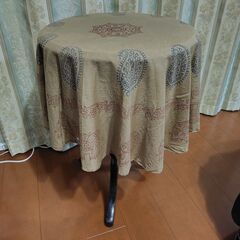 丸サイドテーブル１脚とテーブルクロス２枚の画像