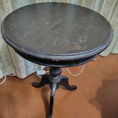丸サイドテーブル１脚とテーブルクロス２枚の画像