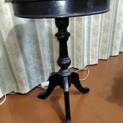 丸サイドテーブル１脚とテーブルクロス２枚の画像