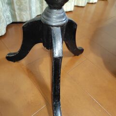 丸サイドテーブル１脚とテーブルクロス２枚の画像