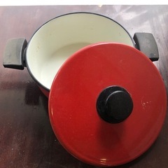 ホーロー赤い鍋セットの画像