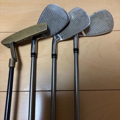 ピンク スタンド式ゴルフバッグ アイアン、パター、ゴルフボール付きの画像