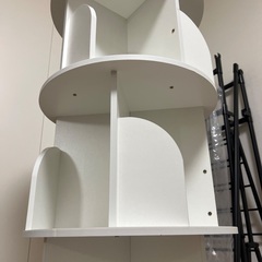 白い回転式の本棚_引っ越しのための画像