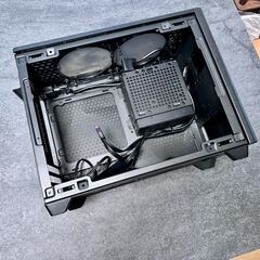 Cooler Master NR200 + SF1000L + Thermaltakeファンの画像