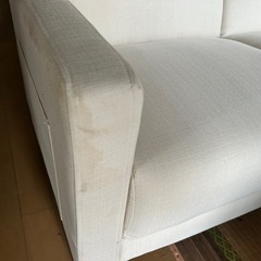 ホワイト色の脚付き2人掛けソファの画像