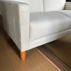 ホワイト色の脚付き2人掛けソファの画像