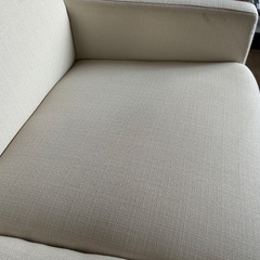 ホワイト色の脚付き2人掛けソファの画像