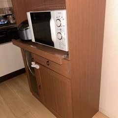 電気ソケット付きキッチンキャビネットの画像