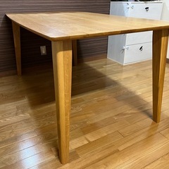 4人掛けダイニングテーブルの画像