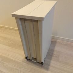 ゴミ箱　樹脂製の画像