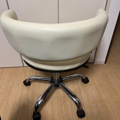 キャスター付き　チェア　アイボリーの画像