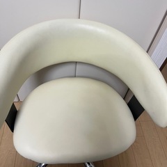 キャスター付き　チェア　アイボリーの画像