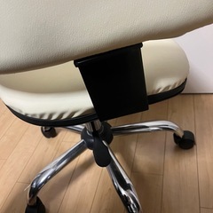 キャスター付き　チェア　アイボリーの画像