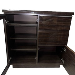 【ジ1102-03】中古品‼️木目調キャビネット サイドボード 収納棚 ガラス扉×引き出し付き モダンデザインの画像