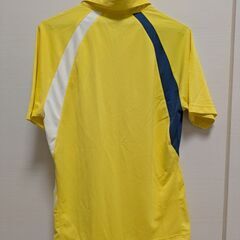 adidasのポロシャツの画像