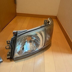 ハイエース　2型純正ヘッドライト
の画像