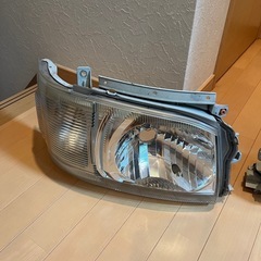 ハイエース　2型純正ヘッドライト
の画像